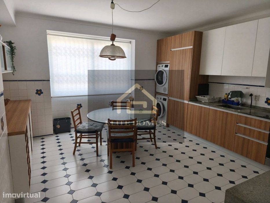 T2 com BOX, Terraço e Suite em Condomínio Fechado - Carcavelos!