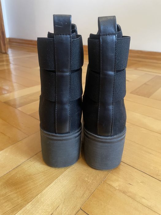 Botki na słupku czarne Bershka