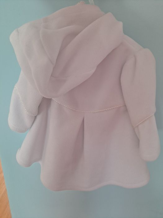 Plaszczyk polarowy bialy np. na roczek