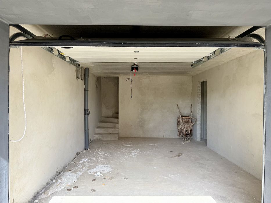 Зданий таунхаус з гаражем та міськими комунікаціями поруч озера!