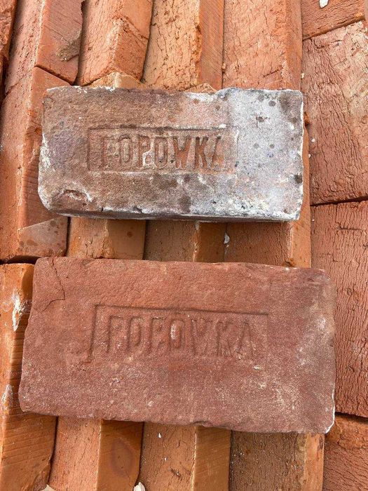 Стара польська цегла та австрійська плитка ручного формування