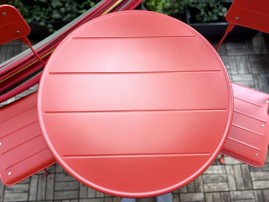 Czerwony komplet balkonowy Ikea Sundso okrągły stolik & 2 krzesła