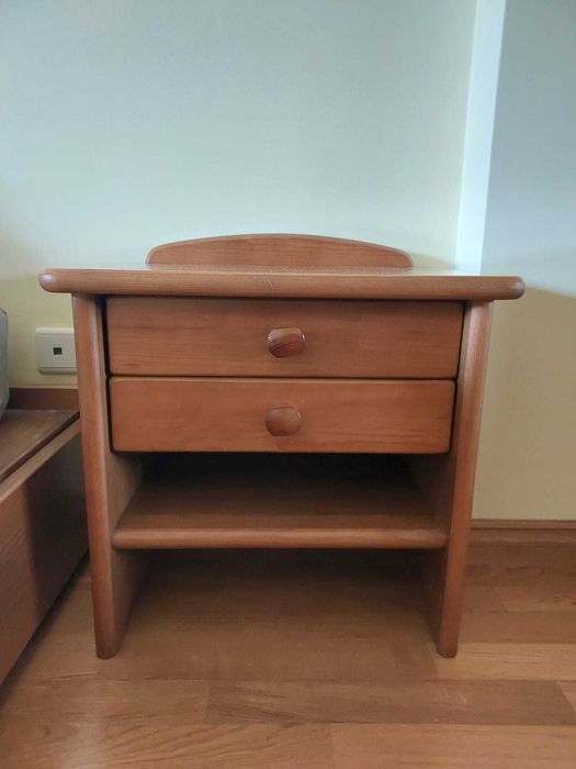 1 Und. Mesa de Cabeceira - CERNE - MADEIRA MACIÇA
