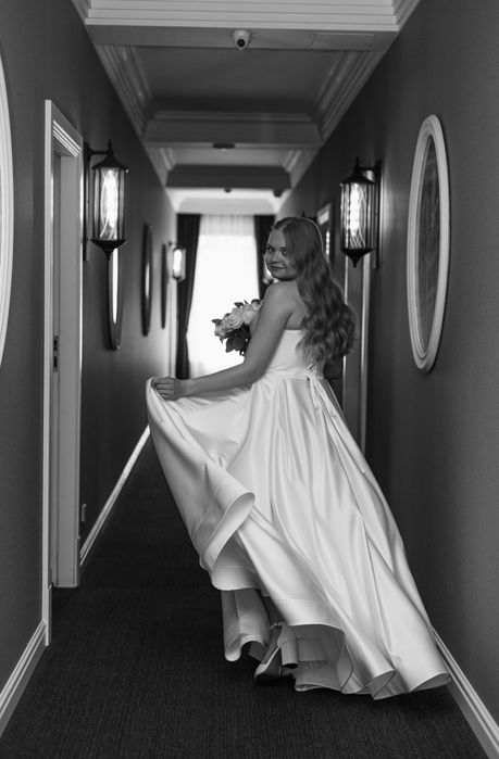 Весільна сукня з королівського атласу