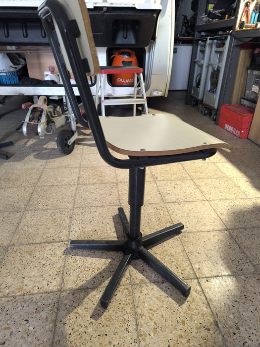 Cadeira/banco regulável em altura