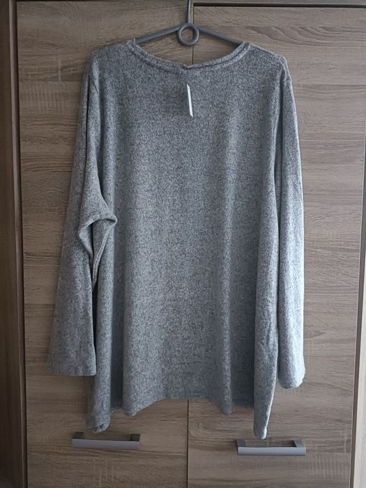 Miękki delikatny cienki sweterek