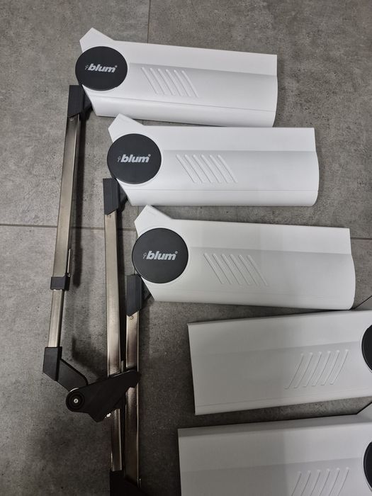 Меблева фурнітура Blum