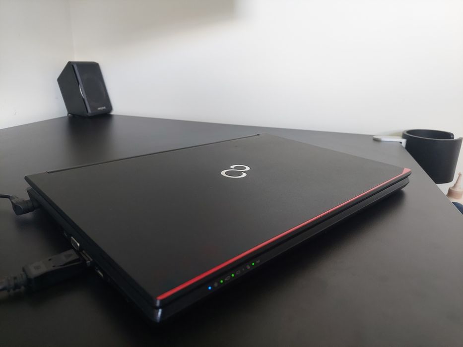 Laptop Fujitsu Lifebook E556 i5 RAM 8GB Dysk 256GB SSD Windows 11 25H2
