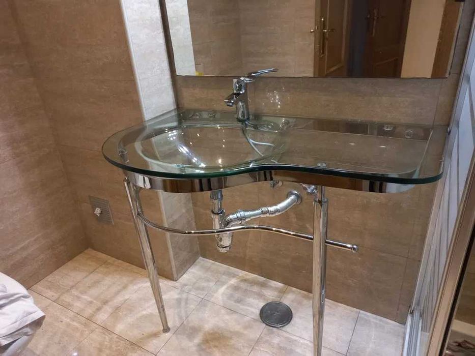 Lavatorio de design, de vidrio temperado, pouco usado, com suporte de aco inoxidavel, sem marcas de uso.