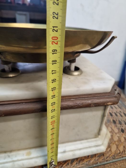 Zabytkowa waga szalkowa – marmur, mosiądz – Genewa – ok. 1883 r.