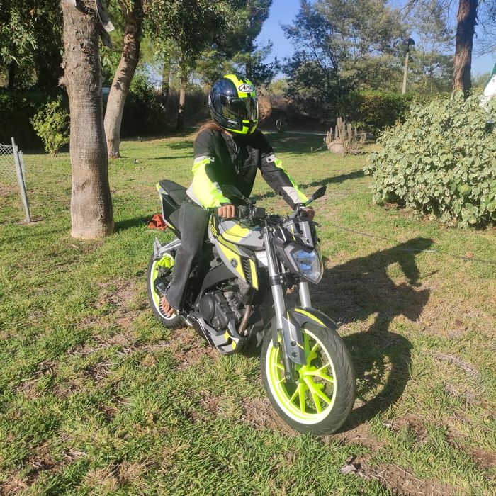 Yamaha MT 125 bom estado com capacete e casaco