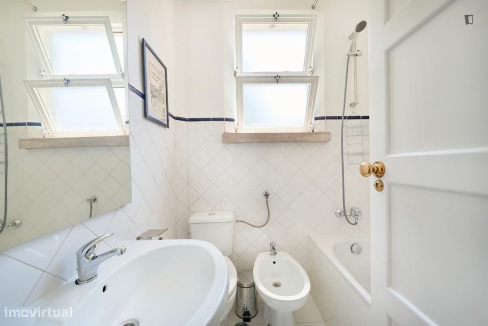 Quarto - localizado em São Sebastião Lisbon