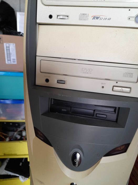 computador de secretaria impecável.