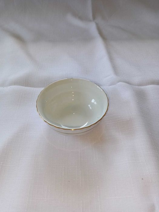 Biała miseczka ze złotą obwódką ceramika Chodzież