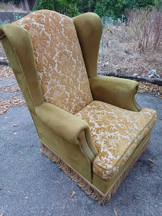 Clássica poltrona de orelhas (wingback) estofada, de molas, de costas altas