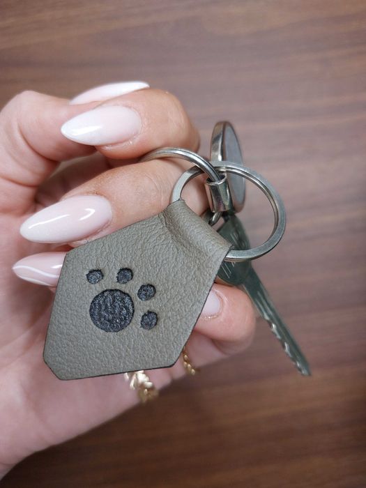 Quki - Skórzany brelok "O-Paws" handmade, psia łapa - Light Grey