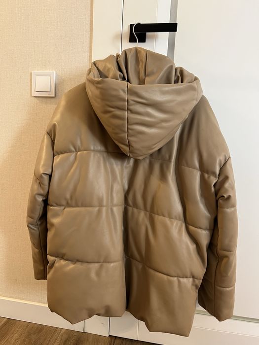 Теплий бежевий пуховик