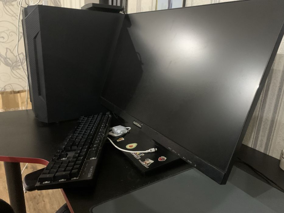 Полный сетап, монитор, ПК, мышка, клавиатура.