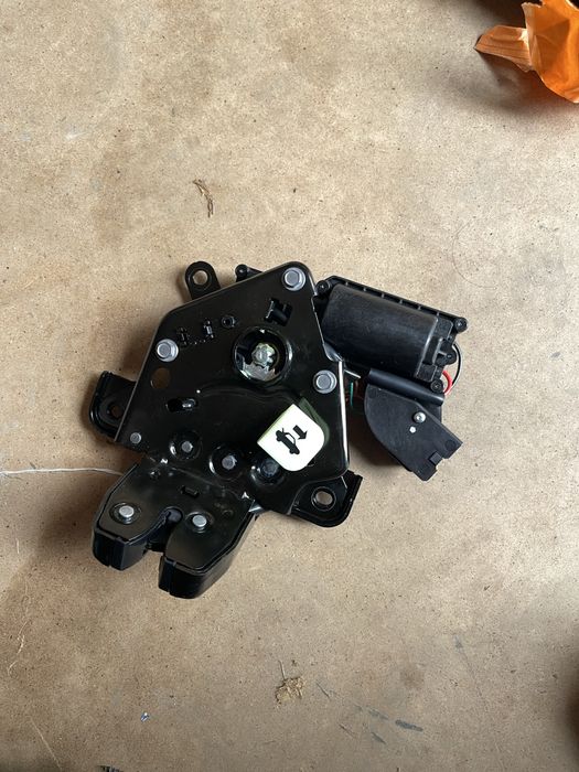 Tesla 3/y замок крышки багажника зад 1500604-cn-b