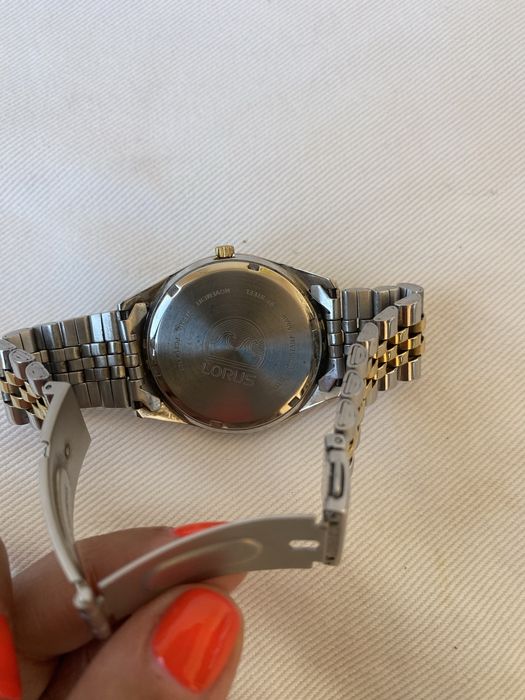 Relógio Lorus prateado e dourado de senhora 40mm