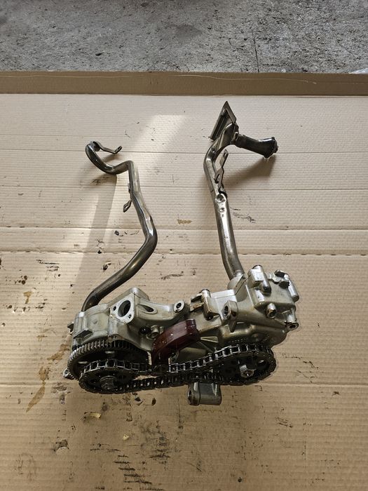 Bmw m3 s65b40  pompa oleju pompy e92 e92 e93 s65b40