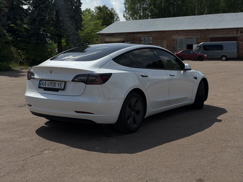Tasla model 3 2022 рік Рест