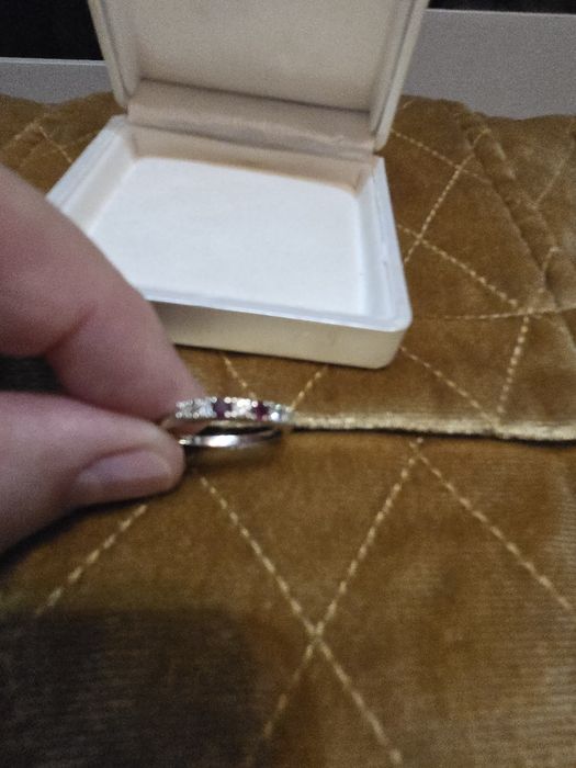 Anel de ouro branco com rubis e brilhantes