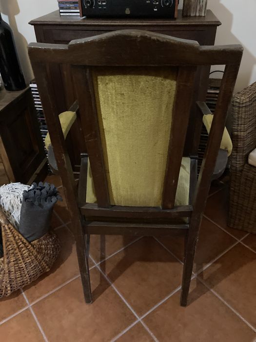 Cadeirão de braços antigo