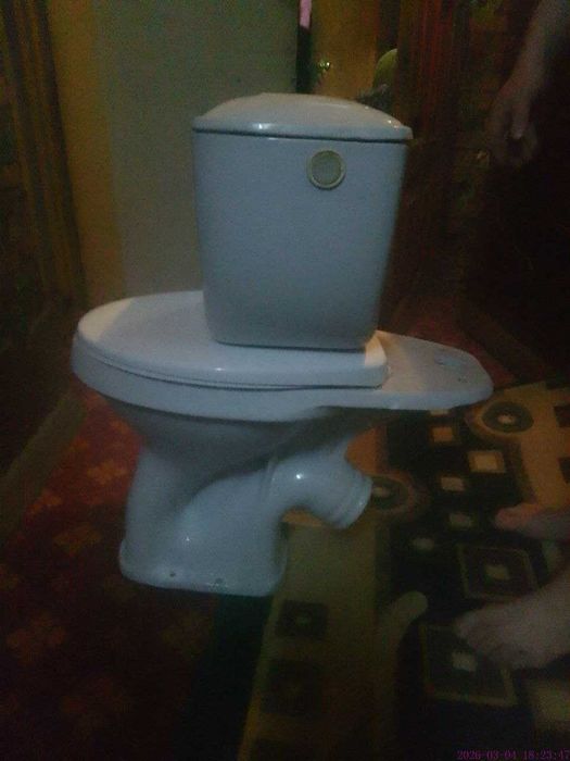 Продам унитаз с бочком