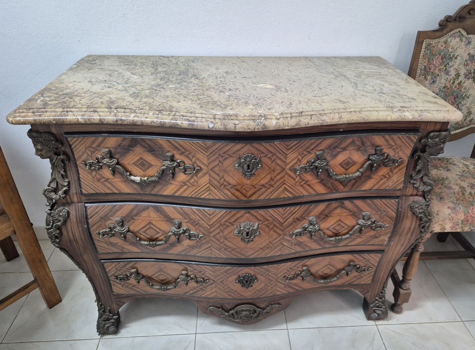 Cómoda antiga em madeira com tampo em mármore