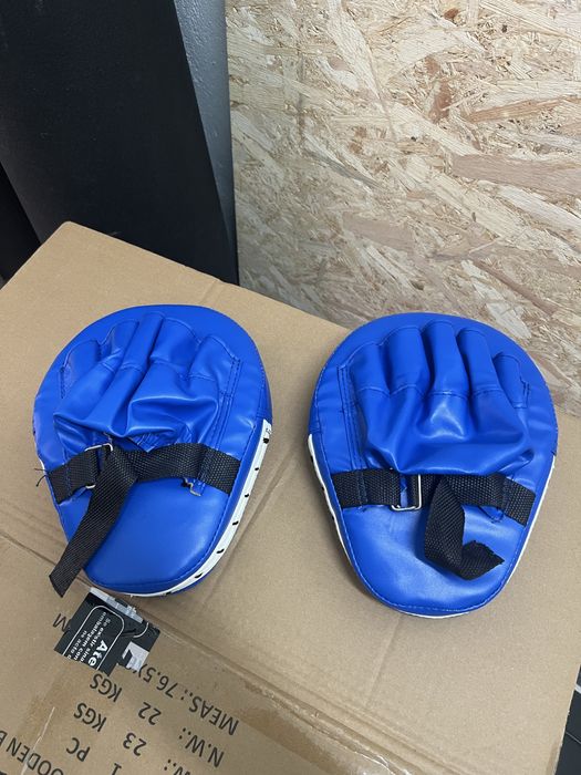 Luvas e escudos de boxe