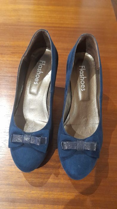 Sapatos azuis em pele novos
