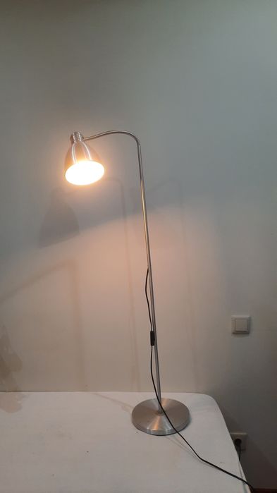 Candeeiro de pé/ leitura cinza