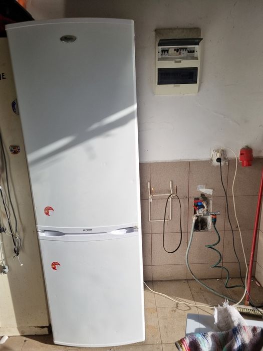 Lodówka z zamrazalnikiem  Whirlpool wys 187 szer 59cm energooszczędna.