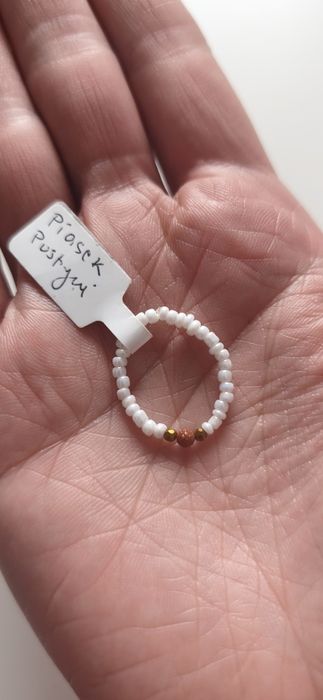 Pierścionek z piaskiem pustyni i złotym hematytem