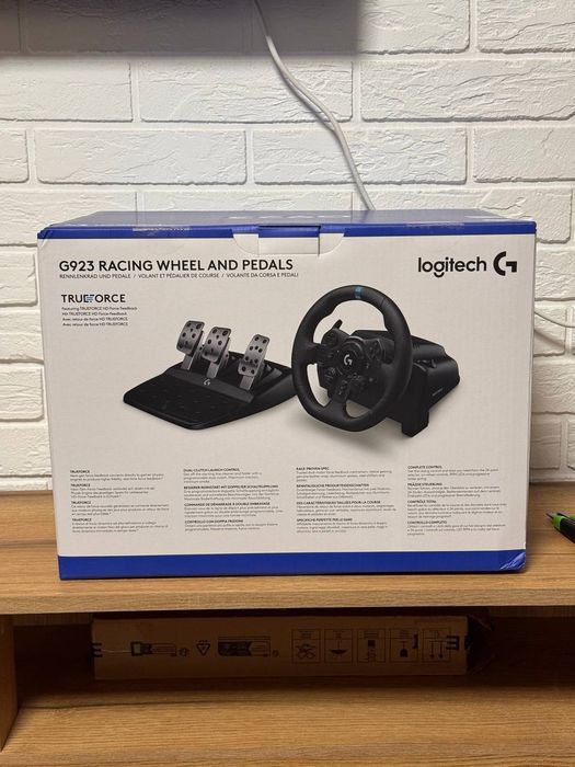 Ігрове кермо Logitech G923 Racing Wheel and Pedals (PS5 / PS4 / PC)