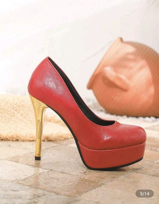 Salto alto agulha dourado