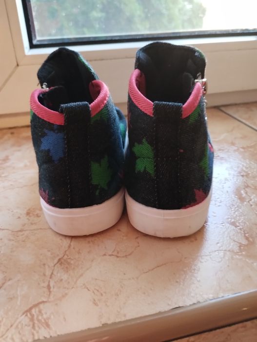Nowe, wyższe trampki na zamek, 18,5 cm