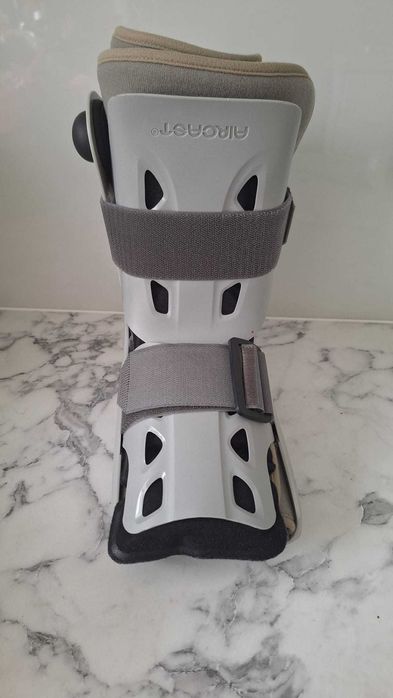 Orteza dwukomorowa Aircast Walker, usztywniacz podudzia i stopy.