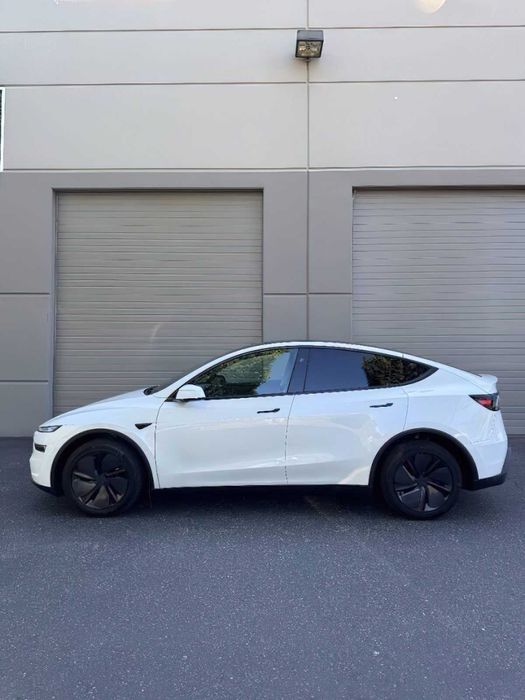 Tesla Model Y Long Range      2026