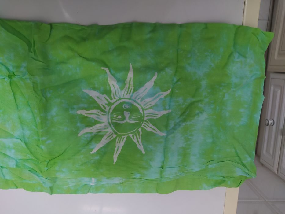 Pareo comprido verde e branco com sol NOVO
