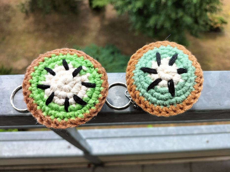 Breloczek kiwi zrobiony na szydełku. Brelok owoc handmade na szydełku