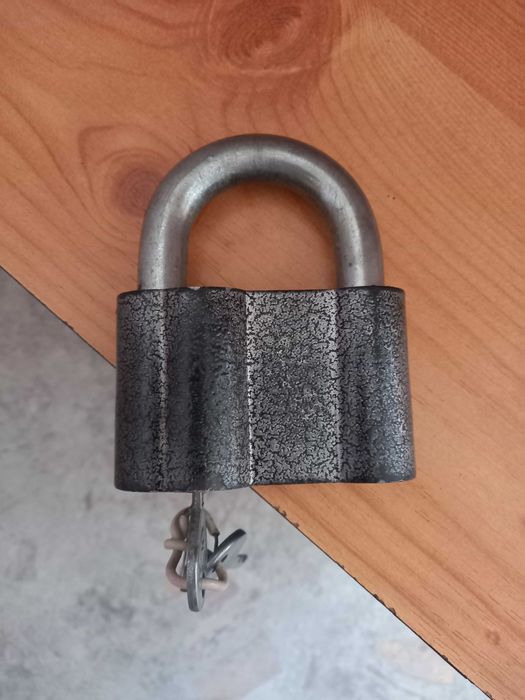 Висячий классический навесной замок с дужкой 12 мм и  ключом