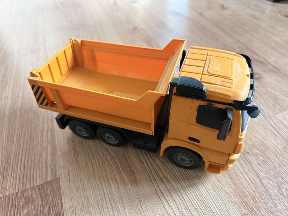 Zdalnie sterowana duża ciężarówka Mercedes. Stan bardzo dobry