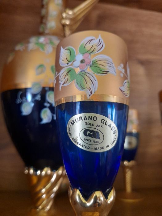 Garrafa e copos para licor