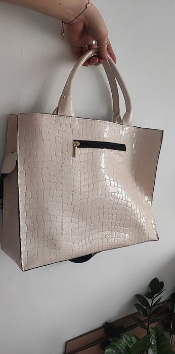 Duża torba krokodyl lakierowana ecru z paskiem Butik