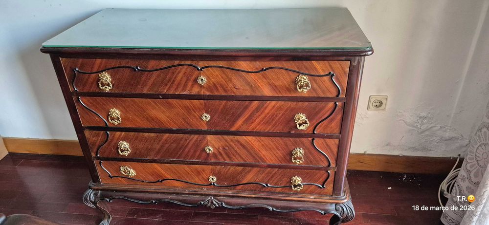 Comoda estilo Queen Anne