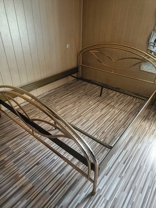 Rama łóżka metalowa złota bez materaca