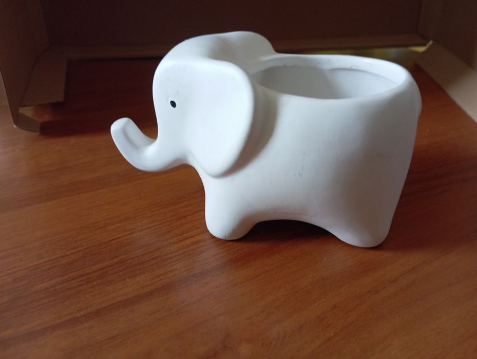 Doniczka biała ceramiczna w kształcie słonia .