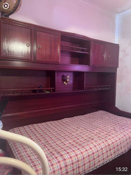 Cama de solteiro com móvel e colchão